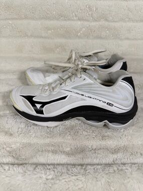Mizuno Women Wave Lightning Z6 Volleyball Shoes Sneakers White Black, Size 8